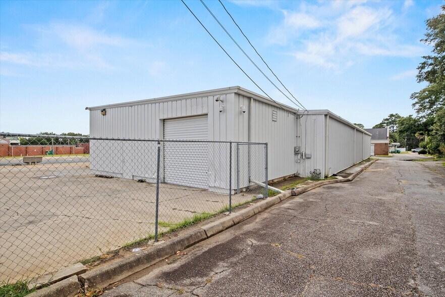 More Photos Of 304 W Jefferson St, Quincy Freestanding For Sale