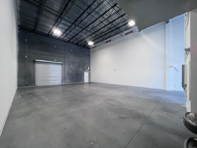 More Photos Of 8340 Southpark Cir, Orlando Flex For Lease