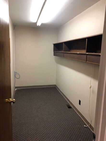 More Photos Of 2310 E Oakland Ave, Bloomington Office For Lease