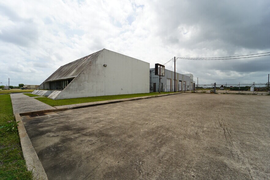 More Photos Of 3701 E Rio Grande St, Victoria Industrial For Sale