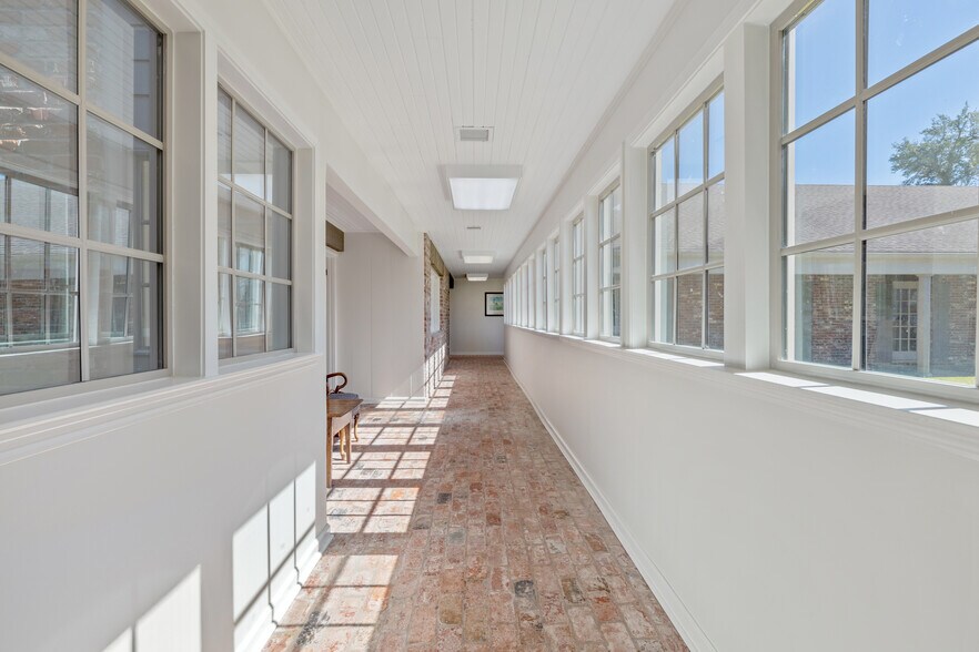 Primary Photo Of 1628 Ryan St, Lake Charles Office For Lease