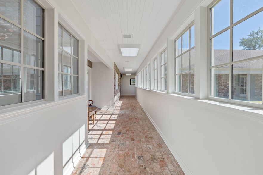 Primary Photo Of 1628 Ryan St, Lake Charles Office For Lease