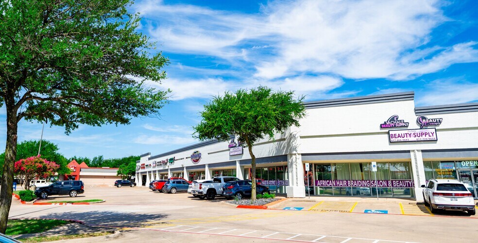 More Photos Of 2425-2435 SE Green Oaks Blvd, Arlington Freestanding For Lease