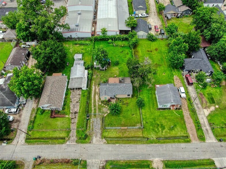 More Photos Of 906 Woodcrest Dr, Houston Land For Sale