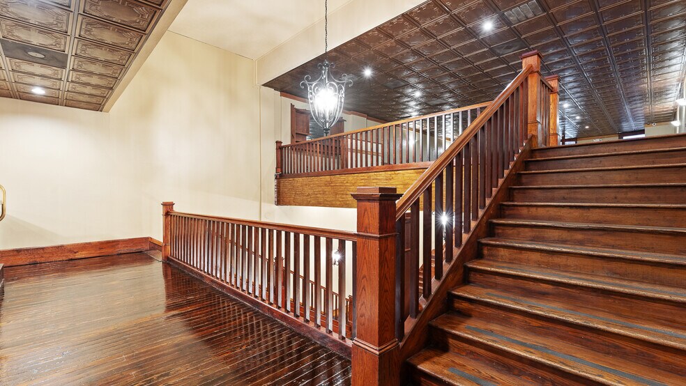 More Photos Of 117 W Walnut St, Rogers Restaurant For Lease