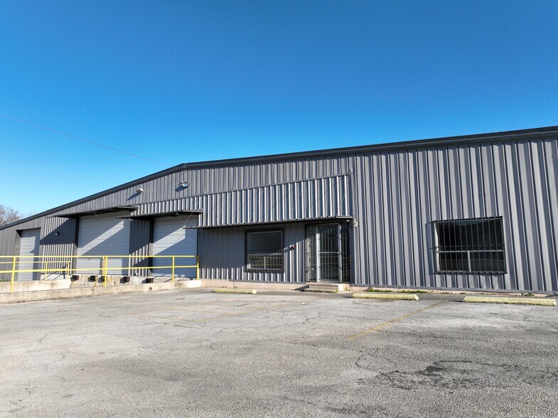 More Photos Of 7951 E Evans Rd, San Antonio Warehouse For Lease