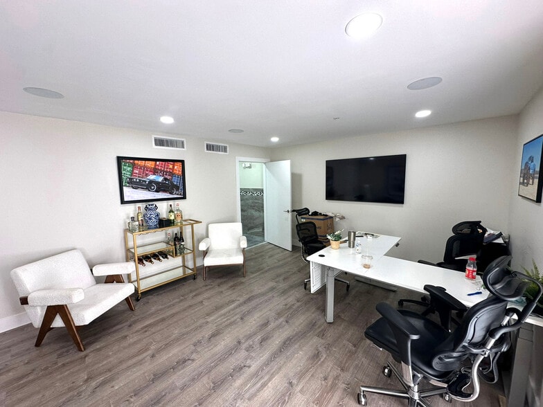 More Photos Of 581 105th Ave N, West Palm Beach Light Distribution For Lease