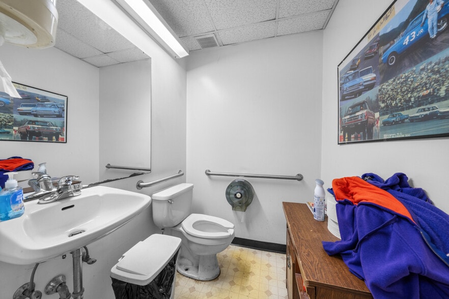 More Photos Of 4533 Hillsborough Rd, Durham Auto Repair For Lease