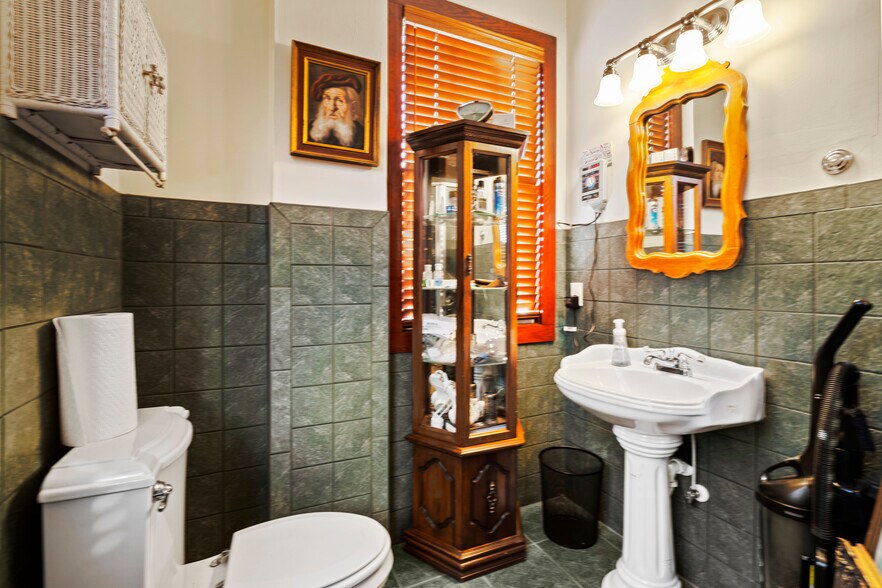 More Photos Of 19 Riberia St, Saint Augustine Office For Sale