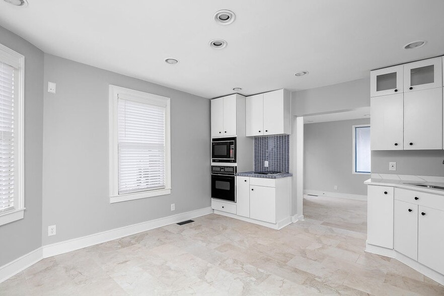 More Photos Of 640-642 W Main St, Lexington Office For Lease