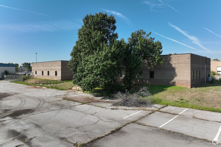 More Photos Of 621 N Morgan Rd, Oklahoma City Industrial For Lease