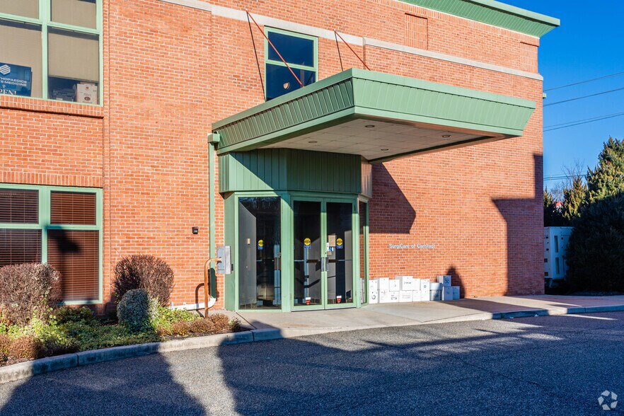More Photos Of 630 Broad St, Carlstadt Medical For Lease