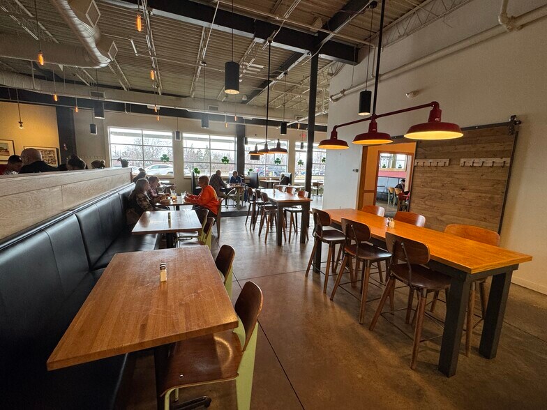 More Photos Of 7729 W Ridgewood Dr, Parma Restaurant For Lease