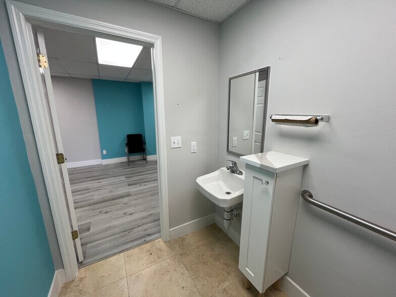 More Photos Of 1469 Colonial Blvd, Fort Myers Storefront Retail Office For Lease