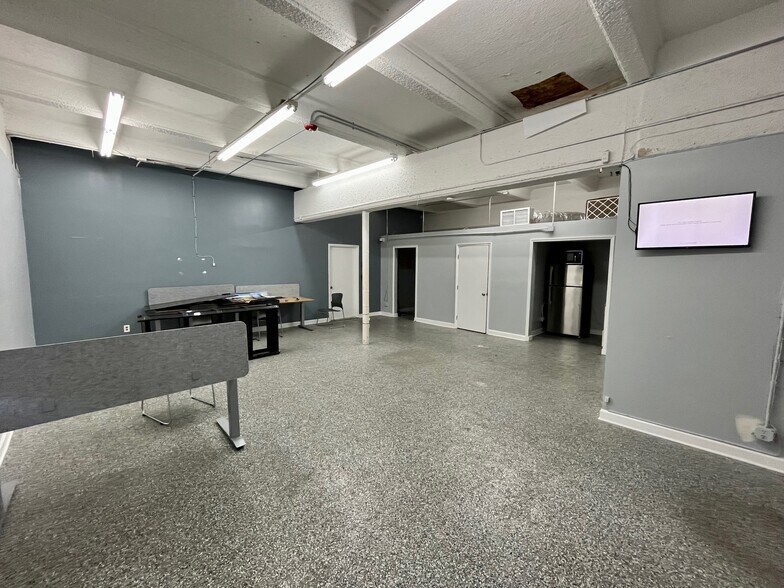 More Photos Of 2000 N Dixie Hwy, Hollywood Light Manufacturing For Lease