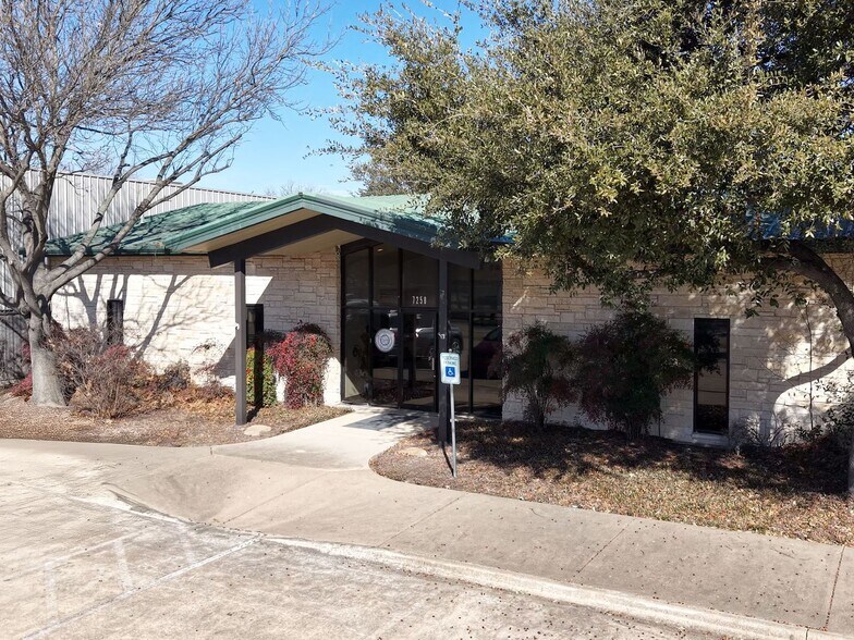 More Photos Of 7250 W Vickery Blvd, Fort Worth Office For Sale