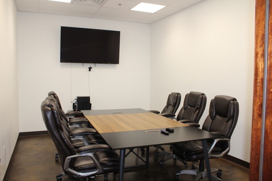 More Photos Of 9140 Canal Rd, Gulfport Light Distribution For Sale