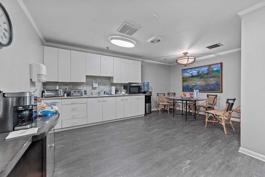 More Photos Of 1801 S University Pky, High Point Manufacturing For Sale