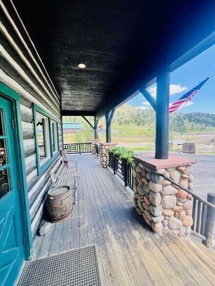 More Photos Of 114 Homestead Rd, Evergreen Showroom For Sale