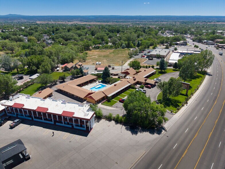 More Photos Of 1624 E Main St, Montrose Hotel For Sale