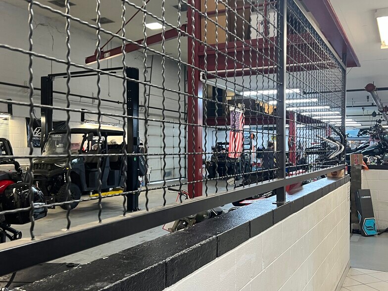 More Photos Of 6 Gateway Blvd W, Savannah Auto Dealership For Lease