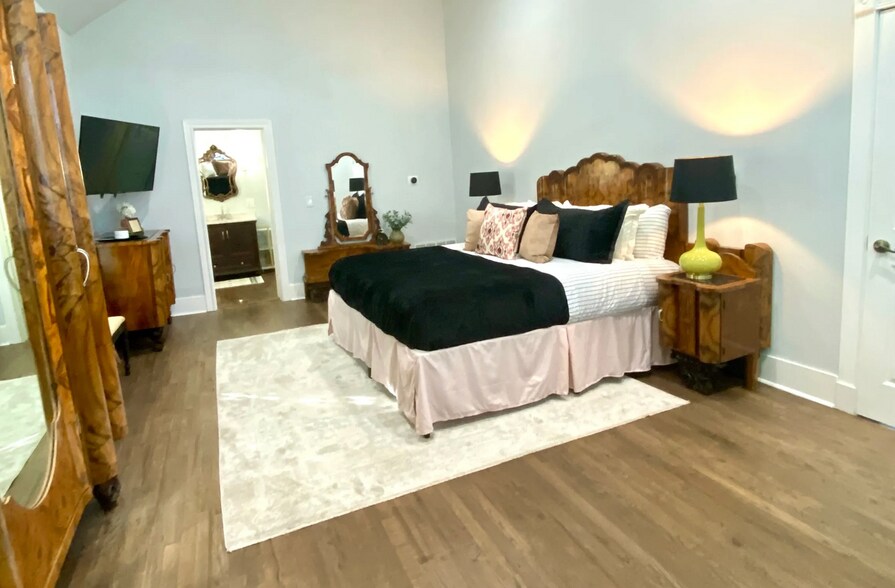 More Photos Of 310 Ball Park Loop, Denison Hospitality For Sale