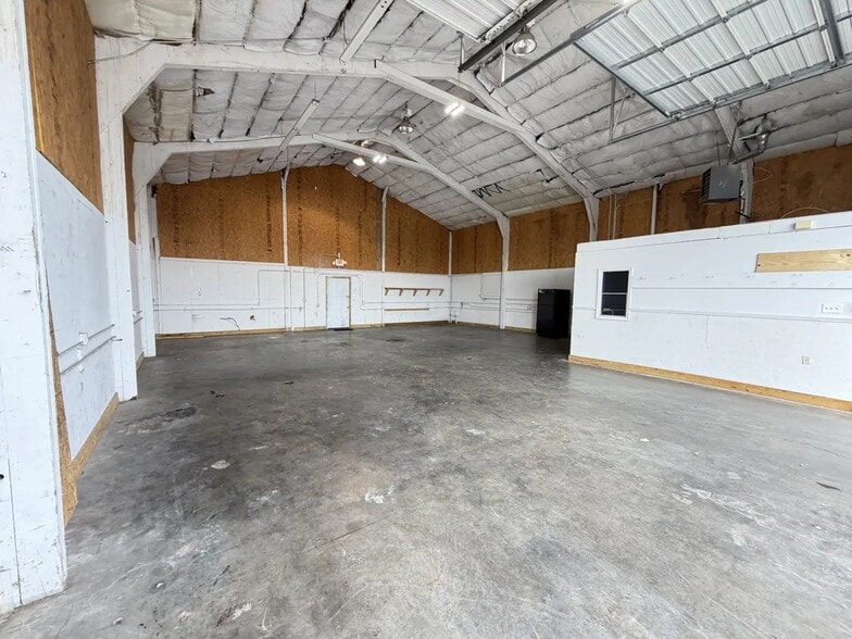 More Photos Of 1427 Cedar St, Clarksville Auto Repair For Lease
