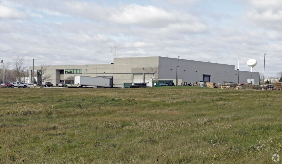 More Photos Of 300 N Dekora Woods Blvd, Saukville Warehouse For Lease