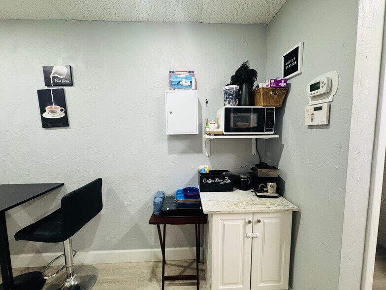 More Photos Of 4509 Bee Ridge Rd, Sarasota Medical For Sale