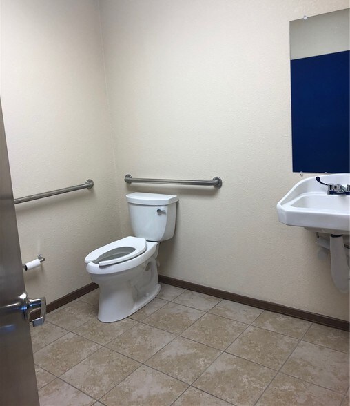 More Photos Of 3012 Mountain Pass Blvd, Anthony Office For Lease