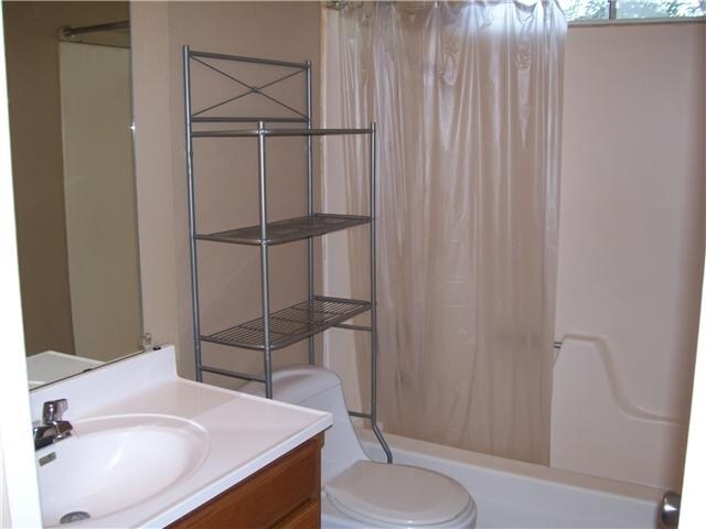 More Photos Of 208-210 N Vanderveer St, Burnet Apartments For Sale