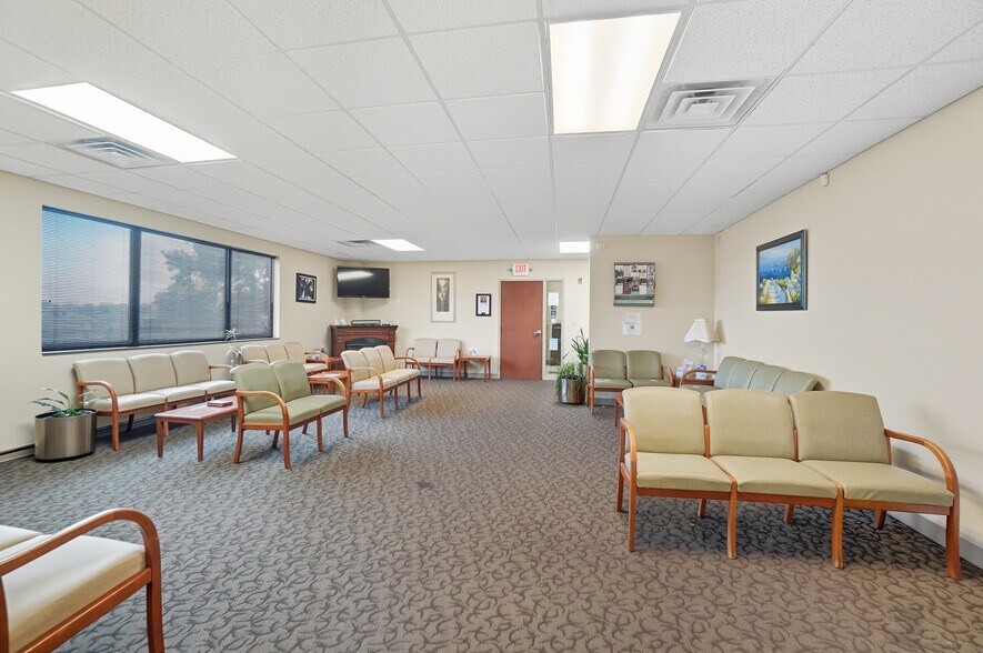 More Photos Of 916-920 W Market St, Lima Medical For Lease