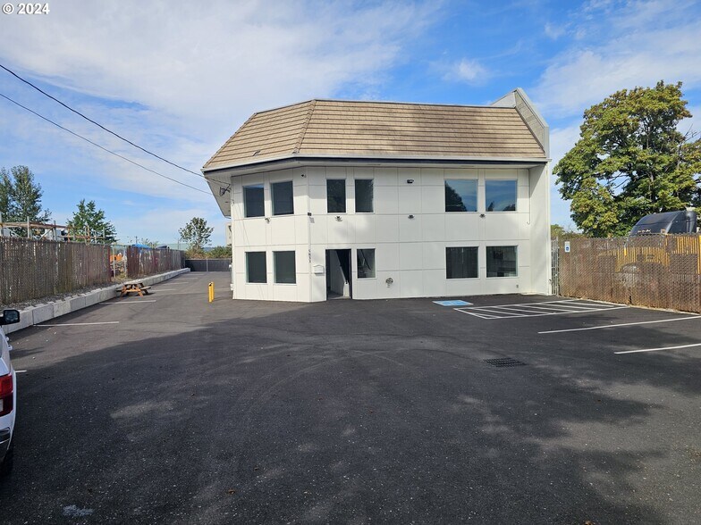 Primary Photo Of 5833 NE Portland Hwy, Portland Flex For Sale