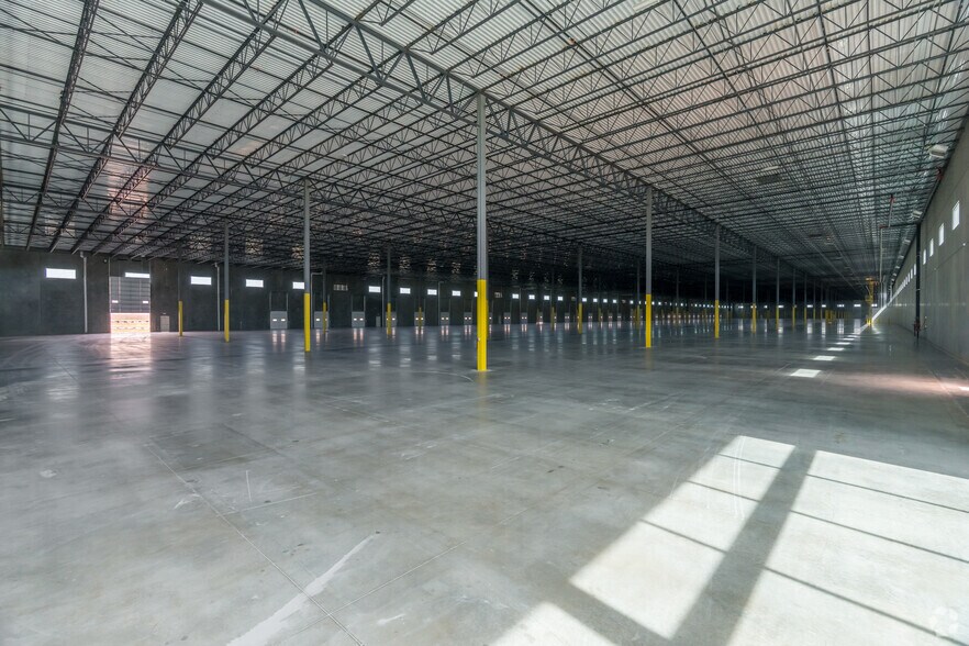 More Photos Of 6200 N Stemmons Fwy, Sanger Distribution For Lease