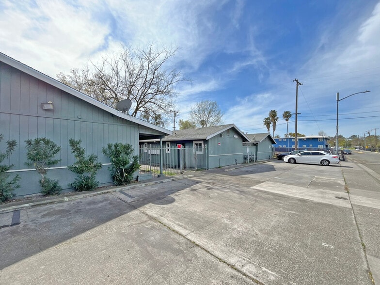 Primary Photo Of 742-752 Bowles St, Sacramento Apartments For Sale