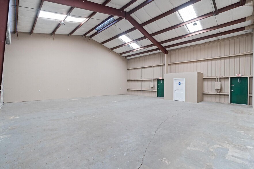 More Photos Of 743 Wesley Ave, Tarpon Springs Warehouse For Lease