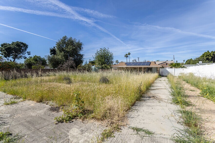 More Photos Of 9826 Columbus Ave, North Hills Multifamily For Sale