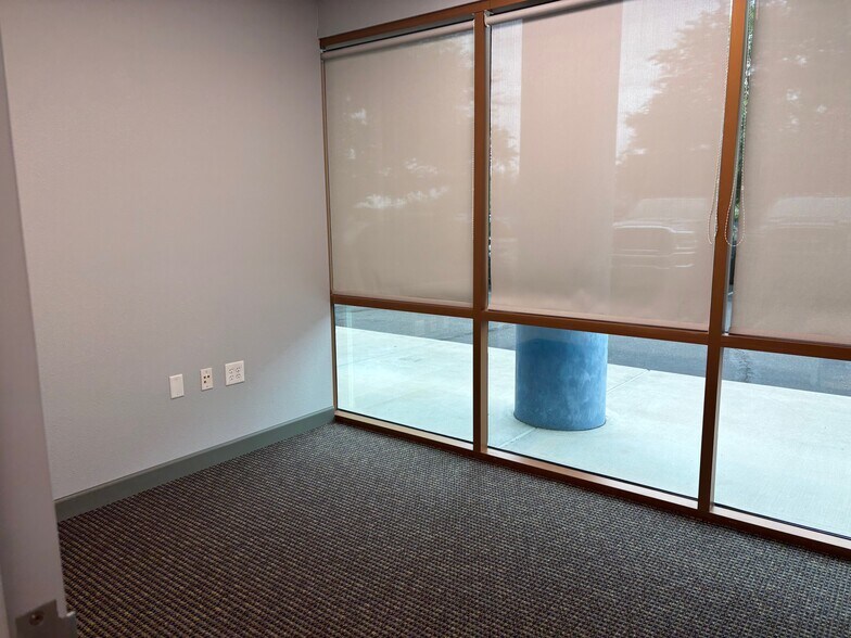 More Photos Of 3580 W Electra Ln, Glendale Showroom For Lease