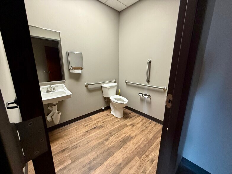 More Photos Of 1221 N Kelly Ave, Edmond General Retail For Lease