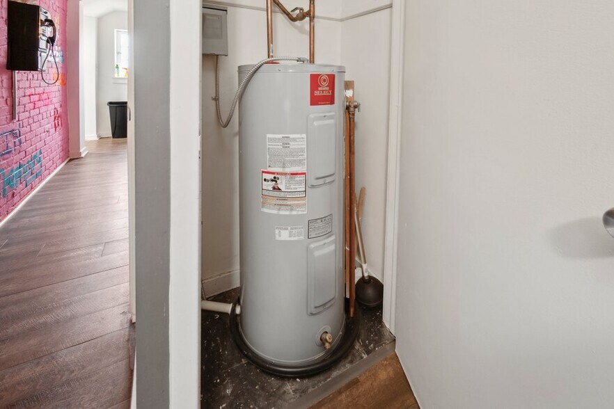 More Photos Of 519-521 N Charles St, Baltimore Office For Sale