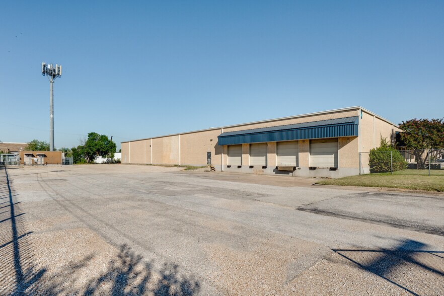 More Photos Of 1169-1171 113th St, Grand Prairie Warehouse For Sale