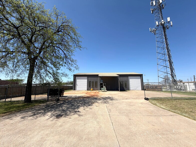 More Photos Of 203 N Hampton Rd, Crowley Warehouse For Lease