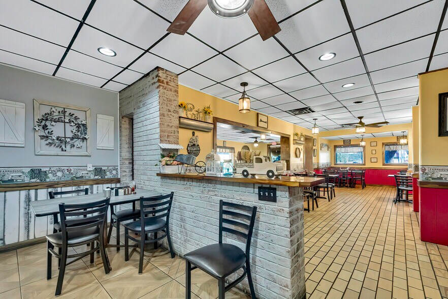 More Photos Of 104 S US Highway 41, Inverness Restaurant For Sale