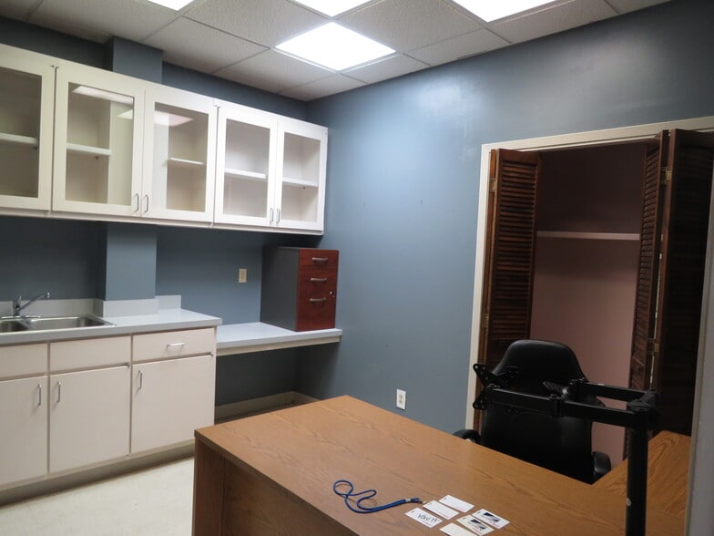 More Photos Of 1205-1211 W Austin St, Port Lavaca Office For Sale