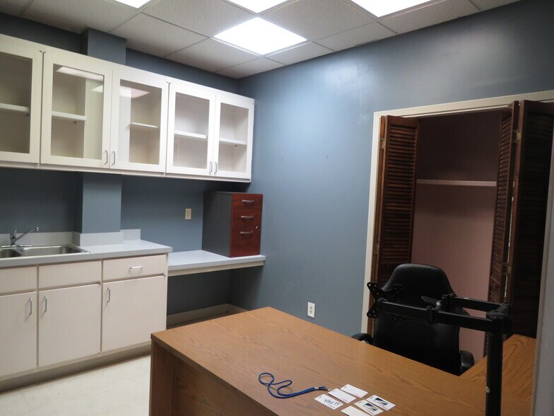 More Photos Of 1205-1211 W Austin St, Port Lavaca Office For Sale