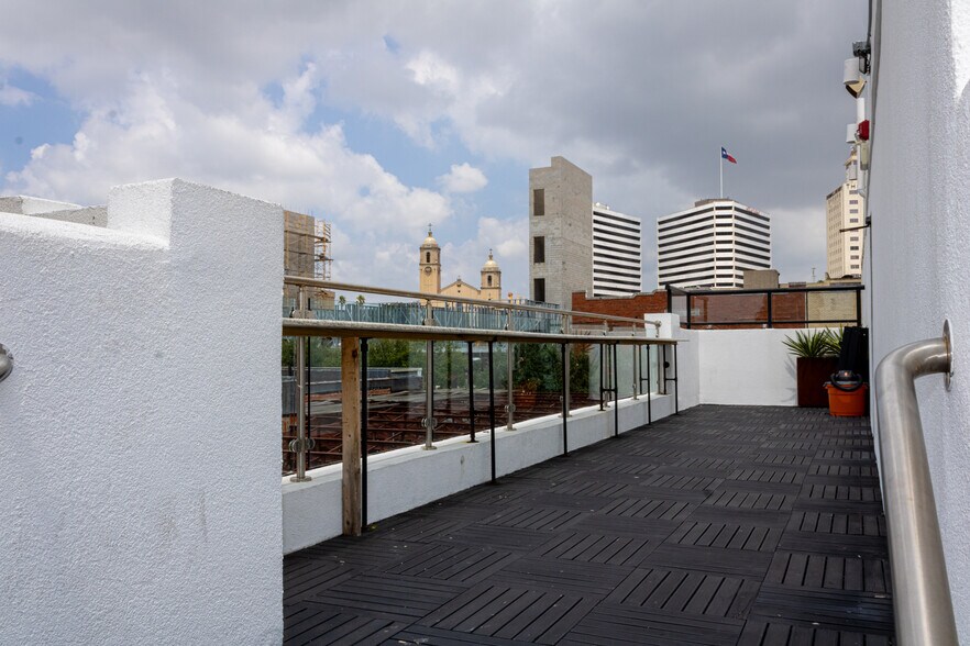 More Photos Of 326 N Chaparral St, Corpus Christi Freestanding For Lease