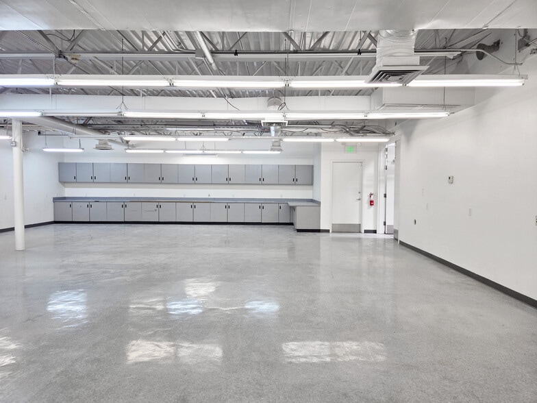 More Photos Of 1929 W Lone Cactus Dr, Phoenix Light Distribution For Lease