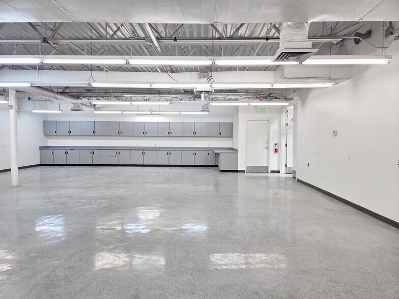 More Photos Of 1929 W Lone Cactus Dr, Phoenix Light Distribution For Sale