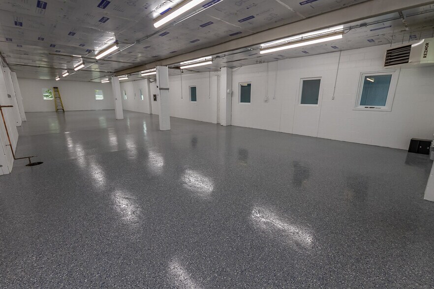 More Photos Of 925 Virginia St, Shelbyville Warehouse For Lease