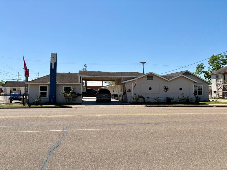 More Photos Of 405 W Jackson St, El Campo Hotel For Sale